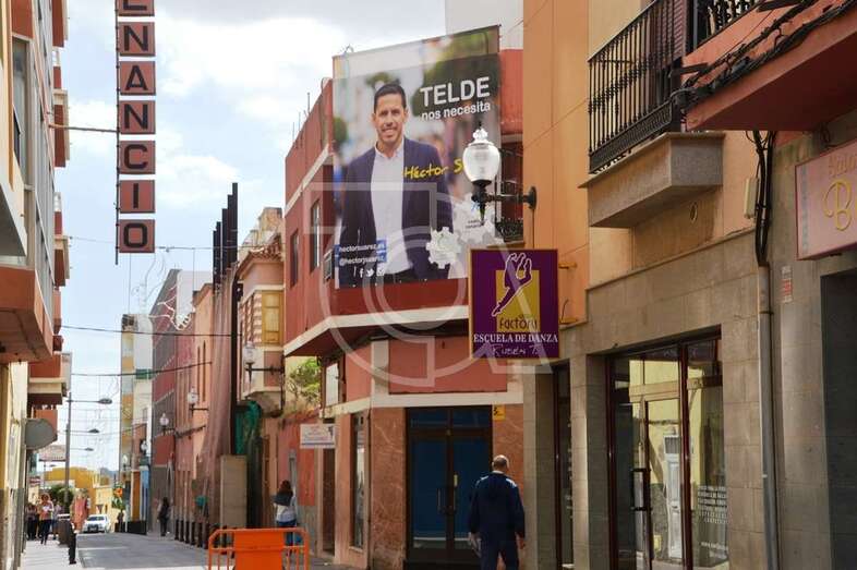 Local que albergará la sede de Juntos por Telde, con cartel de su candidato a a la Alcaldía (Foto TA)